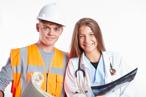 deux adolscents déguisés en chef de chantier et vétérinaire pour un atelier d'orientation scolaire